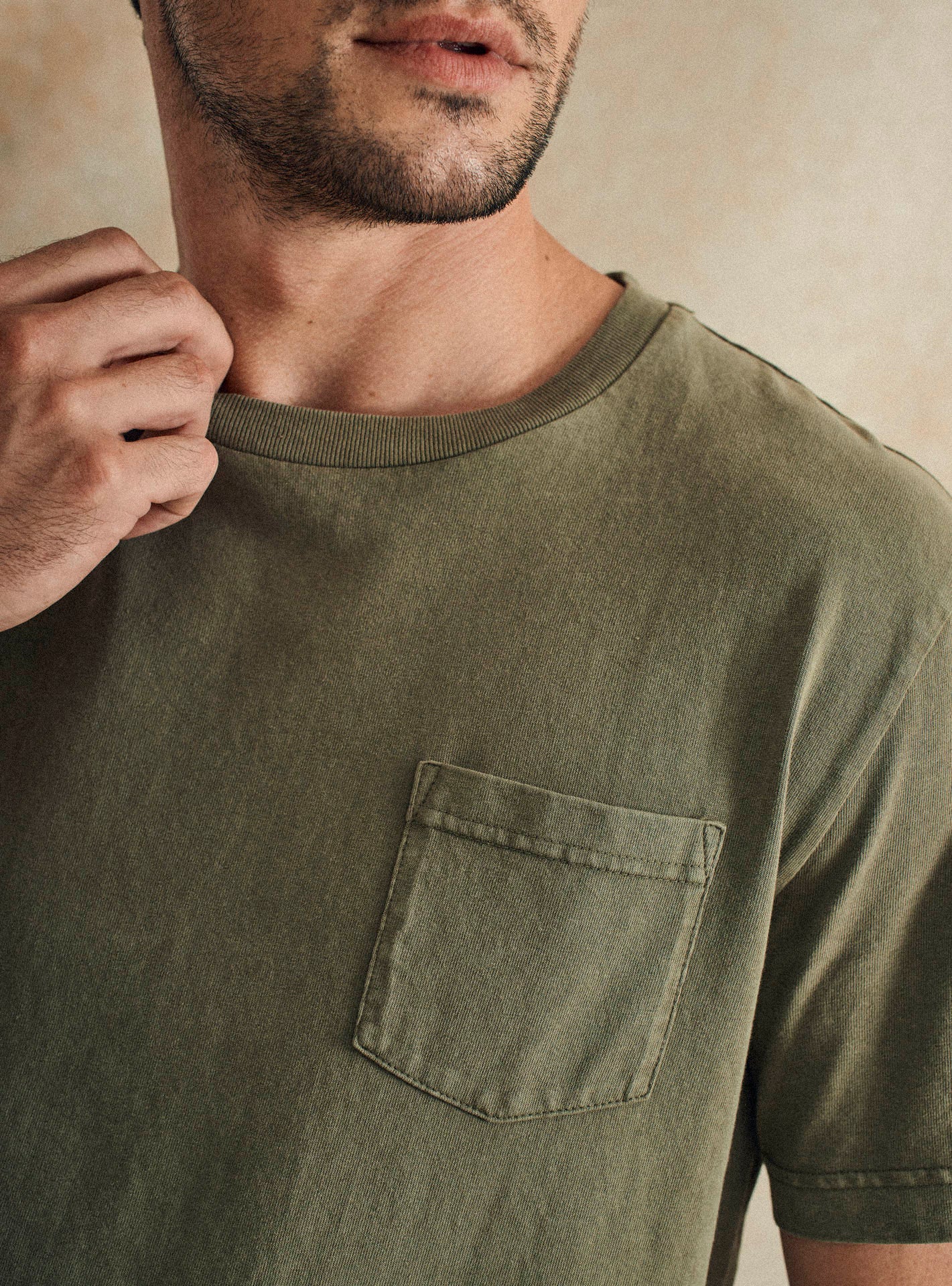 T-shirt Mitch Khaki – T-shirt 100% coton vert kaki avec manches courtes et col rond - gros plan